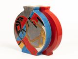un vase rouge et bleu orné d'un motif
