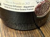 une bouteille de vin posée sur une table, munie d'un bouchon en liège