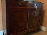 une armoire en bois surmontée d'un panier