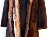 une image d'un manteau de fourrure sur un mannequin