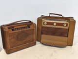 deux radios à l'ancienne posées l'une à côté de l'autre sur une table