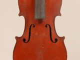 gros plan d'un violon avec un archet sur fond blanc