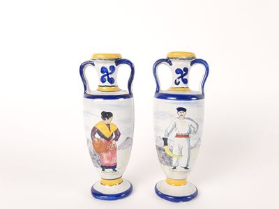 une paire de vases bleus et blancs ornés d'une peinture représentant une femme et un homme