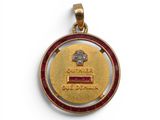 Gros plan sur une médaille d'or ornée d'une croix