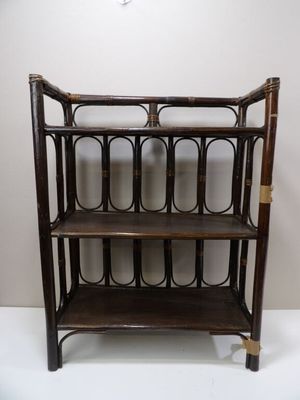 Etagère d'occasion, en bambou foncé, abimé, vendu en l'état.