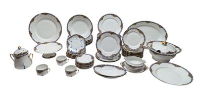 Il y a toutes sortes d'assiettes et de bols sur cette table