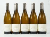 six bouteilles de vin sont alignées sur une surface blanche