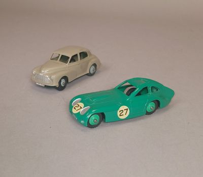deux voitures jouets assises l'une à côté de l'autre sur une table