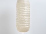 gros plan d'une lampe sur une table à fond blanc