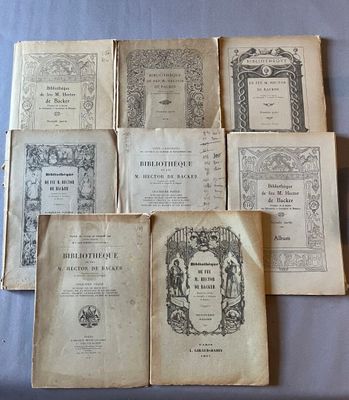 Plusieurs vieux livres sont posés sur une table recouverte d'un tissu bleu.