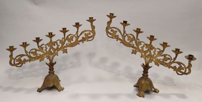 paire de candélabres anciens en laiton avec fleurs et feuilles