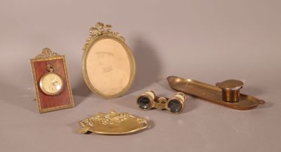 un grand nombre d'objets posés sur une table