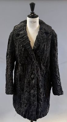 Manteau de fourrure astrakan noir pour femme à boutons.