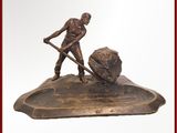 statue d'un homme tenant une pelle et un rocher, sur fond blanc