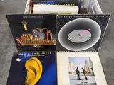 beaucoup de disques vinyles par terre dans la pièce