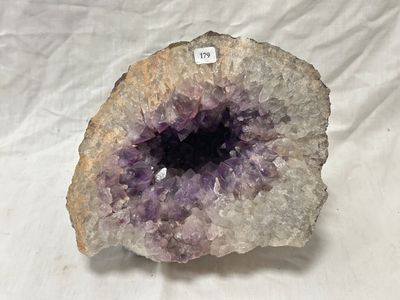 un morceau d'améthorate muni d'une étiquette