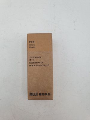 une boîte marron avec une étiquette, posée sur une surface blanche