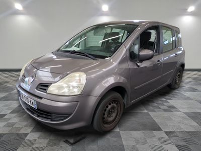 une photo d'une petite camionnette grise garée dans un garage