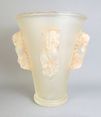 un vase en verre orné d'une fleur, posé sur une surface grise