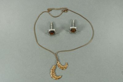 ensemble collier et boucles d'oreilles orné de grenats et d'un serpent