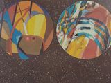 deux tableaux circulaires accrochés au mur d'un immeuble