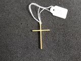 une croix posée par terre, avec une étiquette de prix accrochée dessus