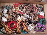 une boîte remplie de bijoux et de bracelets en tout genre