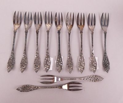 beaucoup de fourchettes et de cuillères sur la table