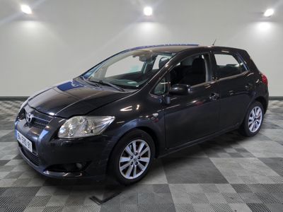 la voiture noire est garée dans le garage sur le sol en damier
