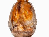 un vase en verre posé sur une surface blanche