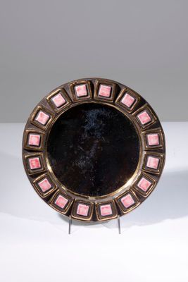 une assiette ornée d'un motif rose et noir