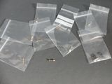beaucoup de petits sachets en plastique contenant des vis