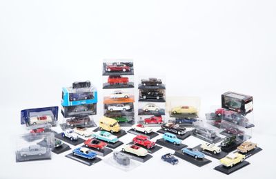 un grand nombre de petites voitures posées sur une table