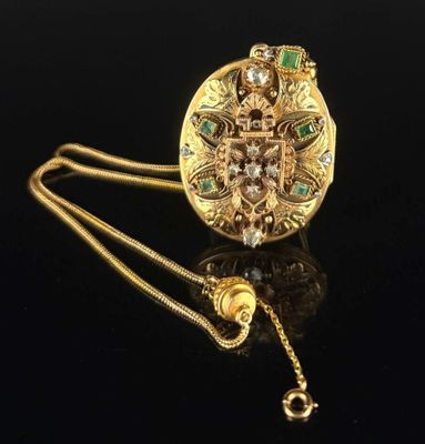 gros plan d'un collier en or auquel est attachée une chaîne