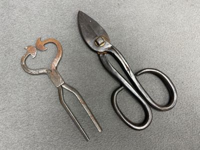 Paire de cisailles et pince à pain de sucre.