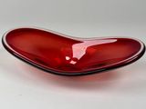 bol en verre rouge en forme de cœur sur fond blanc, avec un fond blanc