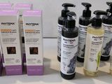 quelques flacons de différents types de produits capillaires posés sur une table