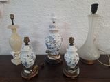 trois vases et une lampe posés sur une table