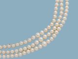 un collier de perles à trois rangs avec un fermoir en diamant
