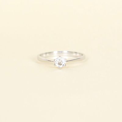 Solitaire en or blanc 9K (375/oo), orné d'une topaze blanche…