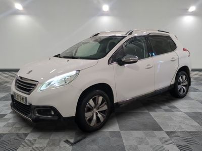 la voiture blanche est garée sur un sol en damier dans le garage