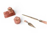 une image représentant un ensemble d'outils de menuiserie posés sur une surface blanche