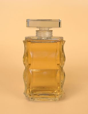 l'image d'un flacon de parfum posé sur une table