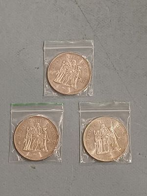 Il y a trois types de pièces différents dans un sachet en plastique posé sur une table