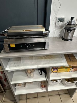 une photo d'un plan de travail sur lequel est posé un grille-pain