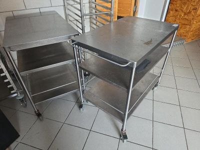 deux tables en acier inoxydable à roulettes dans une cuisine
