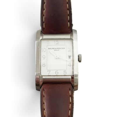 une image d'un gros plan d'une montre-bracelet sur un fond blanc