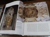 un livre ouvert posé sur une table, avec l'image d'une horloge