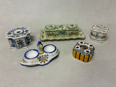 beaucoup de petits objets en céramique sur la table