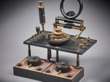 un ancien modèle de machine posé sur une table